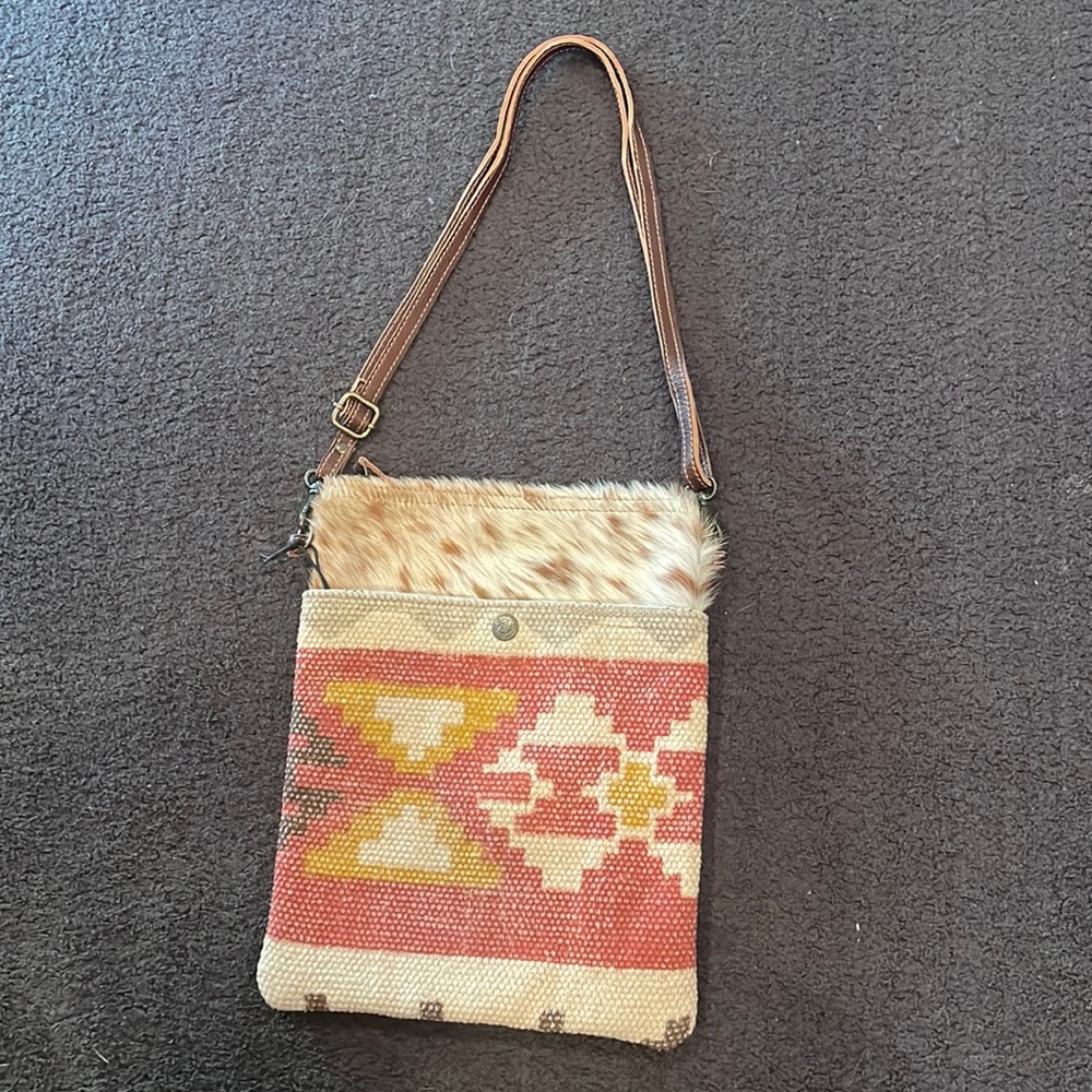Myra Cross body purse with front pocket